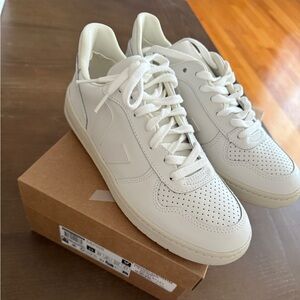 Veja sneakers NWT